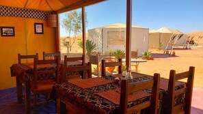 Breakfast served, Moroccan cuisine - Horaz Luxury Camp (Rissani)