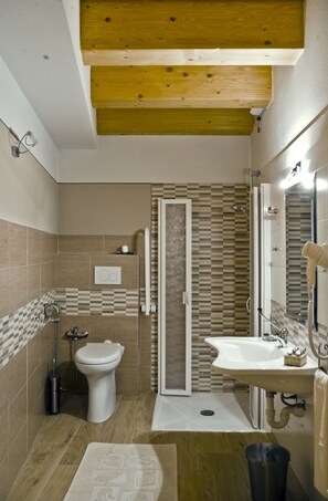 Ducha, artículos de tocador gratuitos, toallas