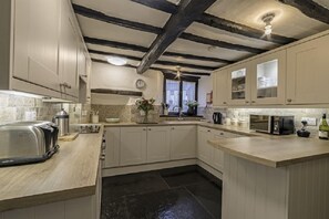 ラグジュアリー コテージ 4 ベッドルーム マウンテンビュー マウンテンサイ  ド | 専用キッチン | 冷蔵庫、電子レンジ、オーブン、コンロ