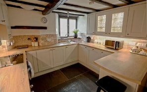 Luxury Cottage, 4 Bedrooms, Mountain View, Mountainside | Private kitchen | Fridge, microwave, oven, stovetop