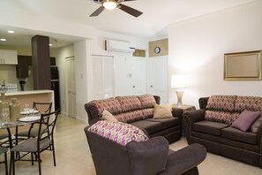 50-英寸纯平电视（配备有线频道）、电视、DVD 播放器