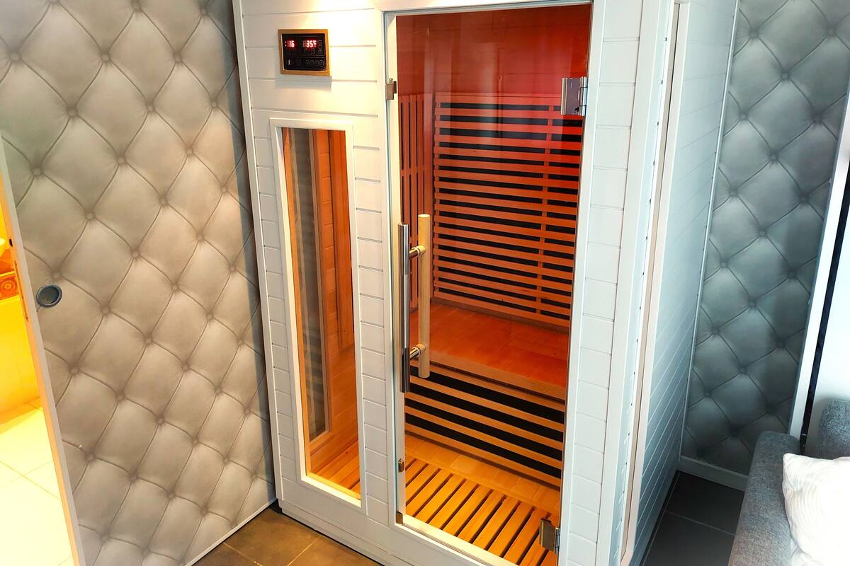 Suite with sauna, non-smoking, terrace | Caja fuerte, escritorio, cortinas opacas y sistema de insonorización