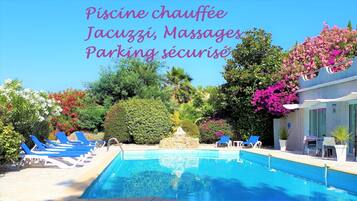 Piscine extérieure (ouverte en saison), parasols de plage