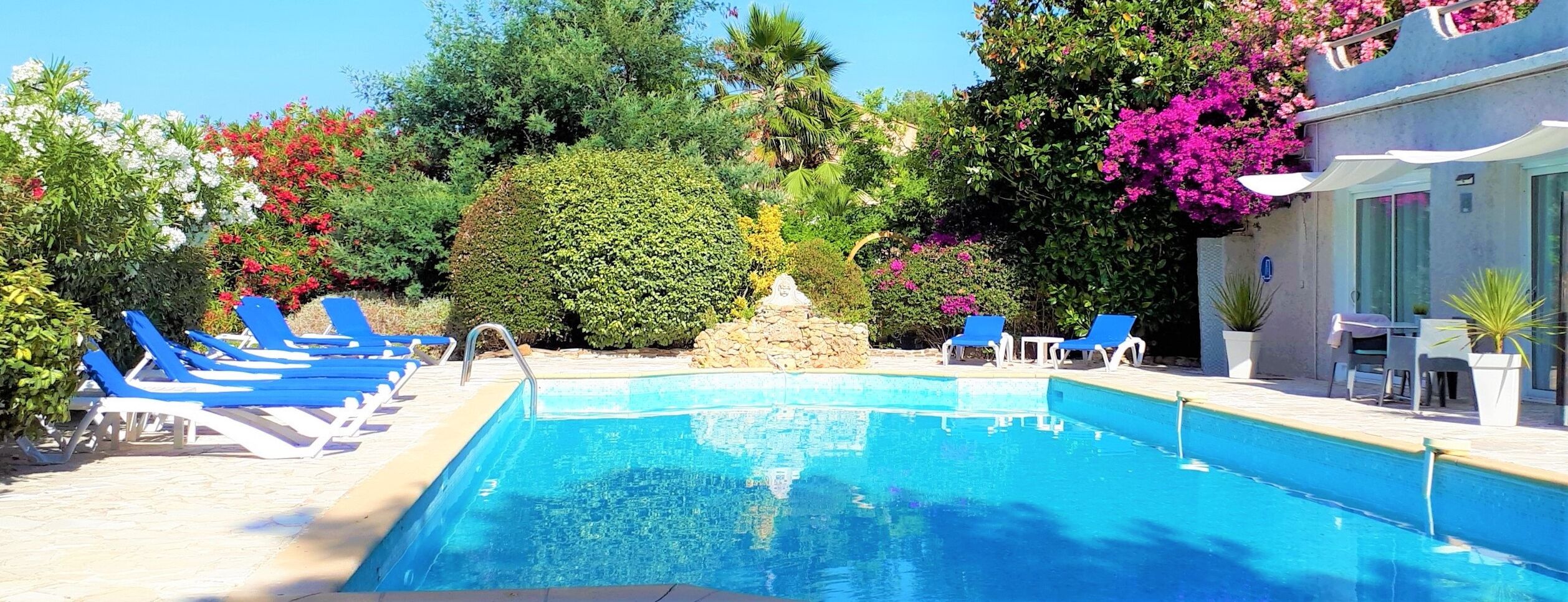 Alberca al aire libre por temporada y sombrillas en la alberca 