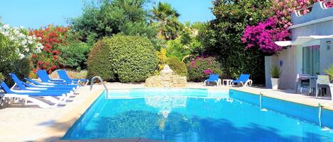 Außenpool (je nach Saison geöffnet), Sonnenschirme, Liegestühle