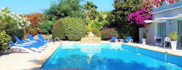 Alberca al aire libre por temporada y sombrillas en la alberca 