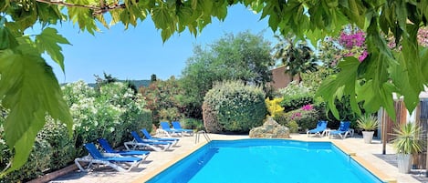 Piscina stagionale all'aperto, ombrelloni da piscina, lettini