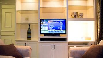 Exclusive Apartment, 1 Queen Bed | Living area | 50-inch flat-screen TV with cable channels, TV, DVD player