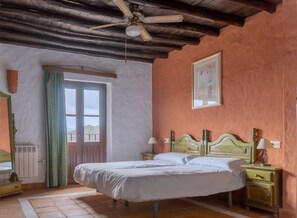 Habitación con 2 camas individuales | Cunas, camas extra, wifi gratis y ropa de cama