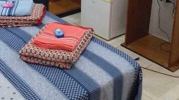 Un dormitorio con cama, escritorio, computadora y armario.