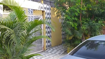 Vista frontal de la propiedad