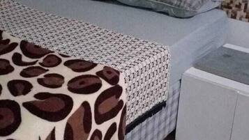 1 kamar tidur, tirai kedap cahaya, dan seprai linen