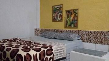 1 kamar tidur, tirai kedap cahaya, dan seprai linen