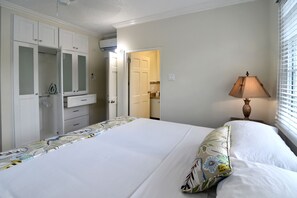 1 bedroom, Egyptian cotton sheets, premium bedding, in-room safe - Centrally Located Guest Apartments III (Kingston)