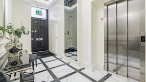 Interior entrance - Eson2 - The Saint Stephen's Gardens Mansion VII (London)