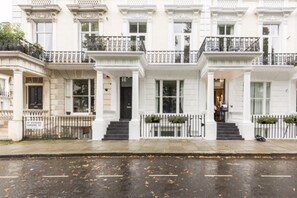Front of property - Eson2 - The Saint Stephen's Gardens Mansion VII (London)