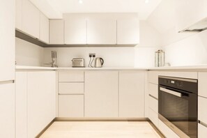 Apartment, 2 Bedrooms, 2 Bathrooms | Private kitchen