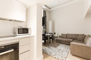 Departamento, 2 habitaciones, 2 baños | Área de sala de estar | Televisión 