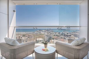 1 bedroom, Egyptian cotton sheets, premium bedding, down duvets
