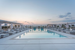 3 bars/lounges, tapas bar - Radisson Blu Hotel, Larnaca (Larnaca)