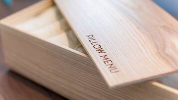 Una scatola di legno con la scritta 'PILLOW MENU'.