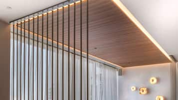 3 Bars/Lounges, Tapas-Bar