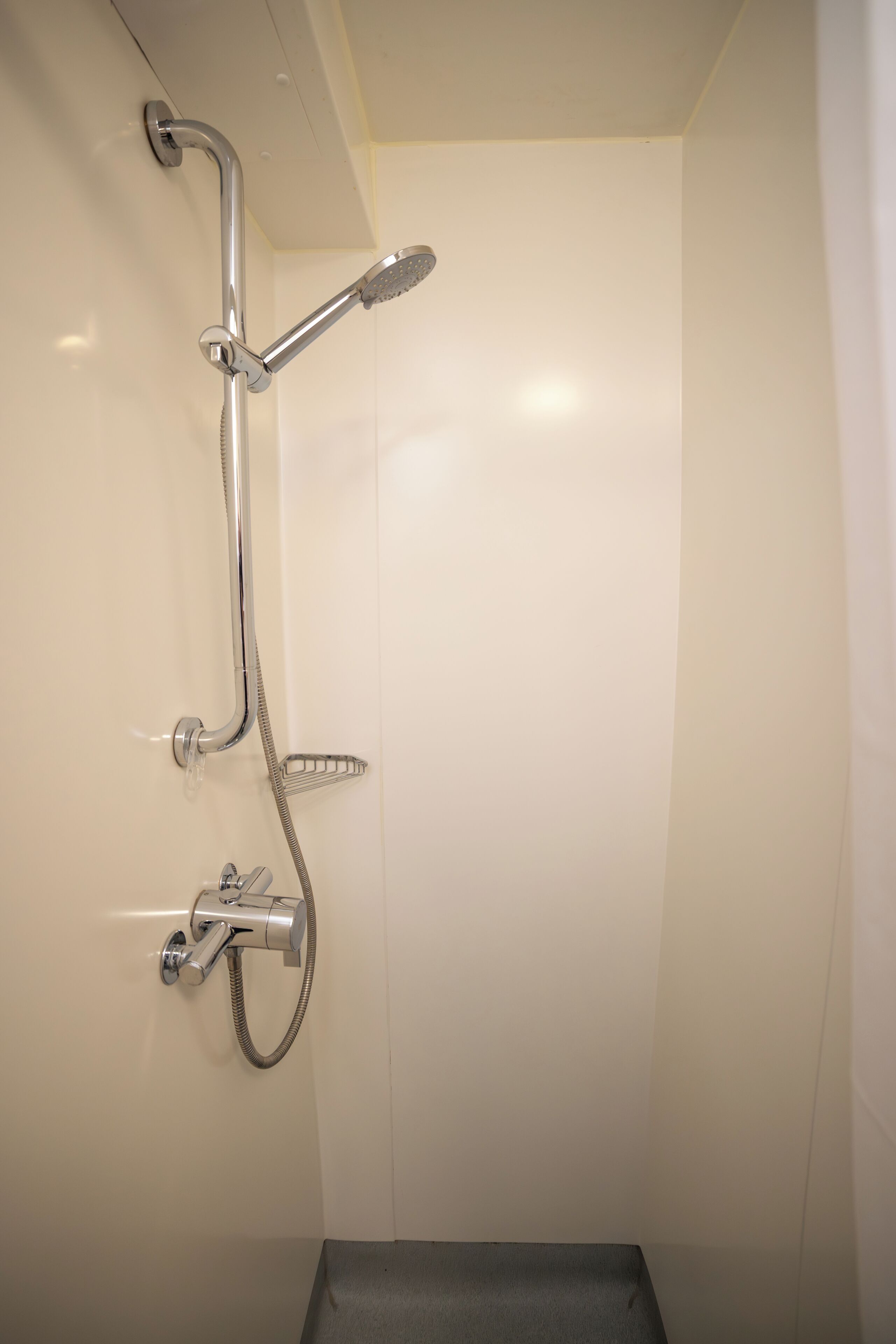 Basic Single Room (with en-suite) | Bathroom | Shower, free toiletries, towels