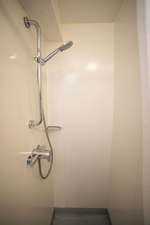 Basic enkelrum (with en-suite) | Badrum | Dusch, gratis toalettartiklar och handdukar