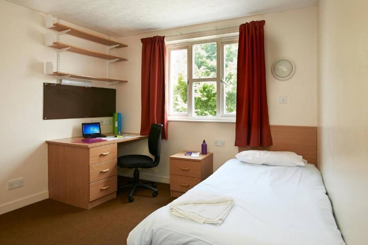 1 bedroom, desk, free WiFi, bed sheets