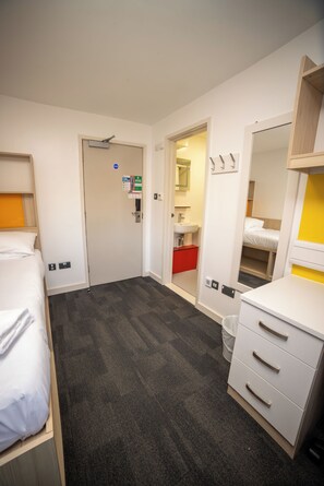 Basic Single Room (with en-suite) | 1 bedroom, desk, free WiFi, bed sheets - University of Essex - Colchester Campus (Colchester)