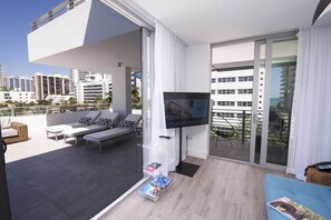 Terrace One Bedroom Corner Suite with Extra Large Balcony | Sala de estar | TV LED, filmes pagos