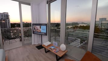 Penthouse Corner Studio - With Balcony | 1 hálószoba, prémium ágynemű, széf a szobában és íróasztal