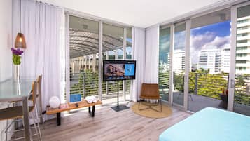 Penthouse Corner Studio - With Balcony | 1 hálószoba, prémium ágynemű, széf a szobában és íróasztal