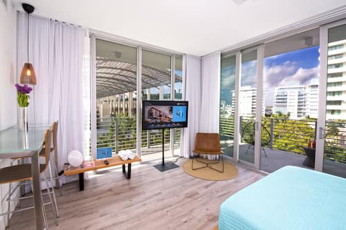 Penthouse Corner Studio - With Balcony