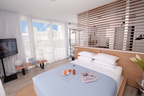 Sunset Bayside Corner Studio - with Extra Large Balcon | Premium bedding, in-room safe, desk, laptop workspace