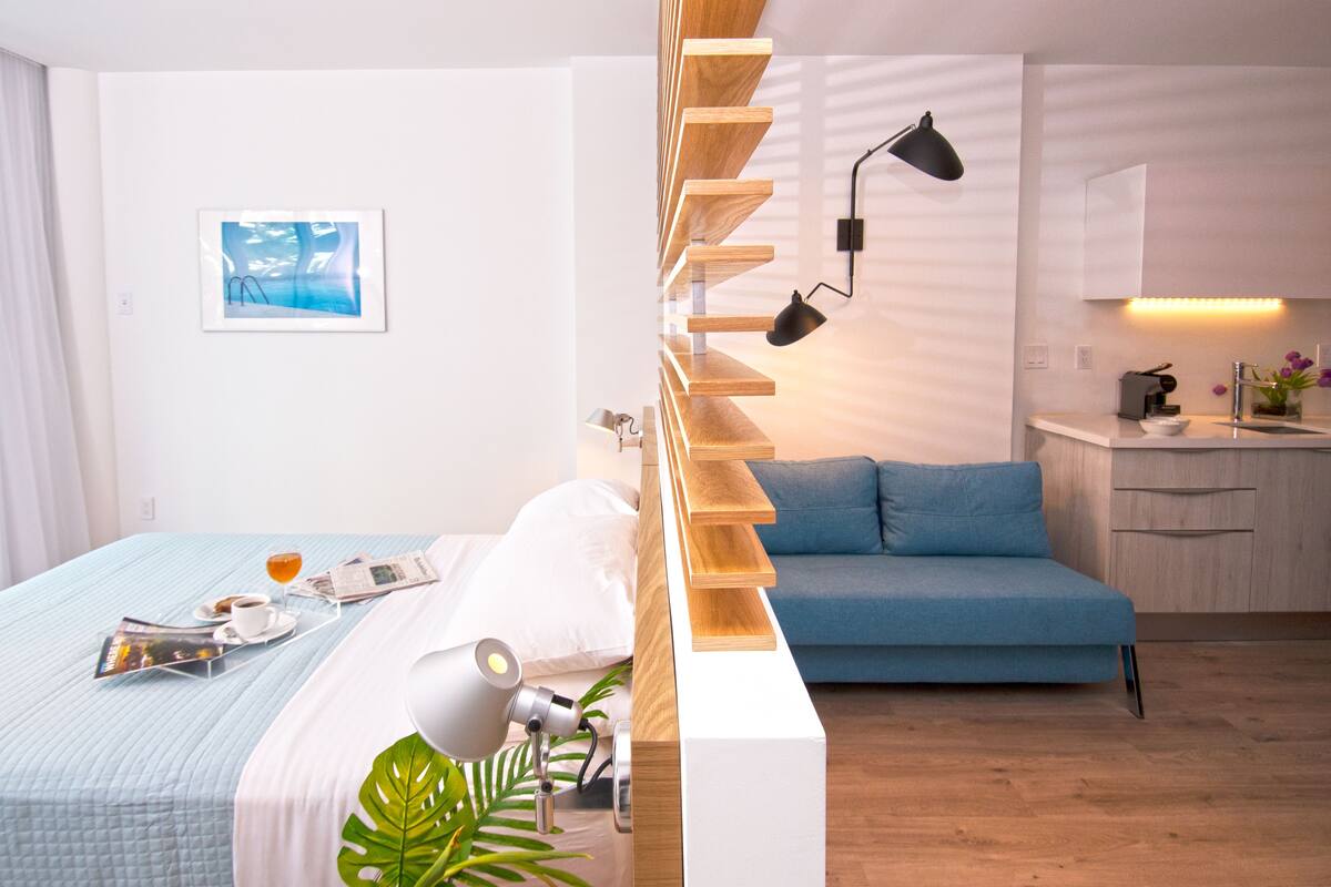 Ropa de cama de alta calidad y caja de seguridad en la habitación 