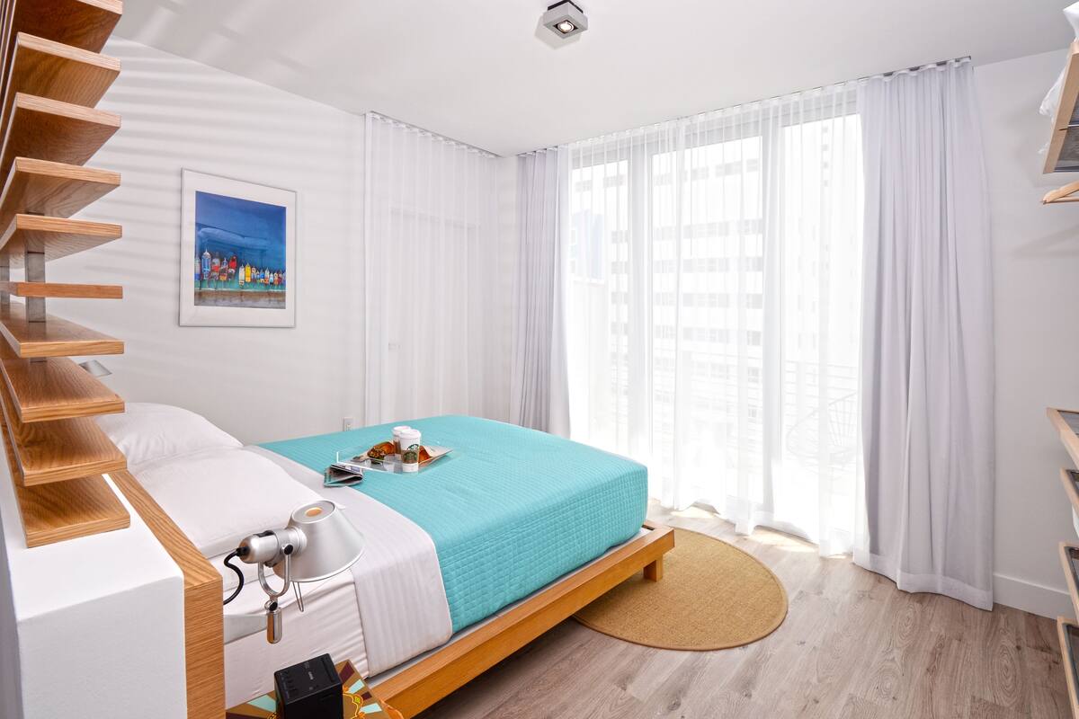 Ropa de cama de alta calidad y caja de seguridad en la habitación 