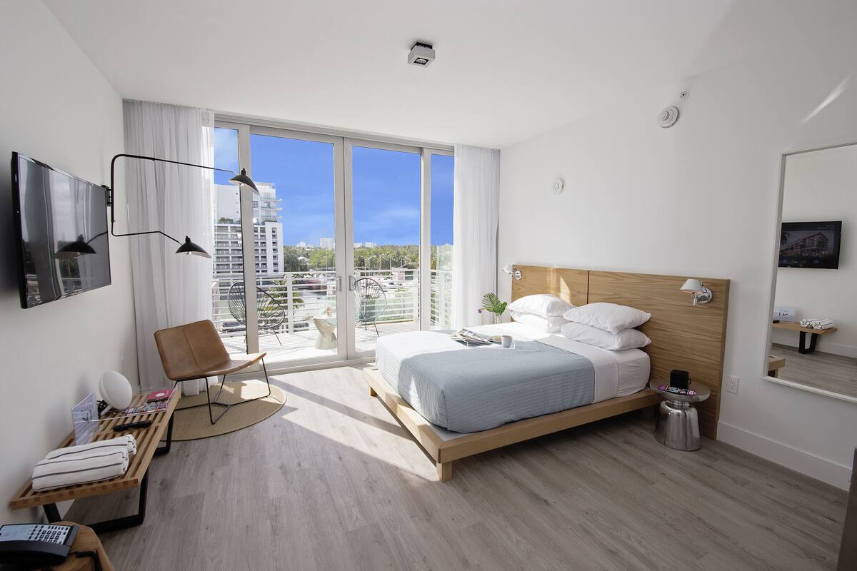 Ropa de cama de alta calidad y caja de seguridad en la habitación 