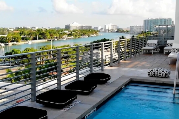 Außenpool, Sonnenschirme, Liegestühle