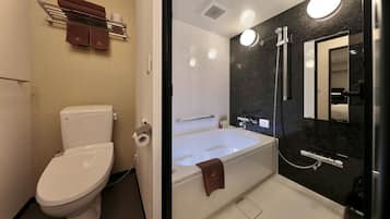 Separate bathtub and shower, deep-soaking bathtub, free toiletries