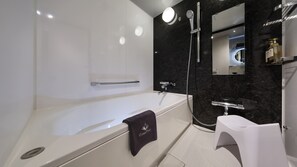 Separate tub and shower, deep soaking tub, free toiletries, hair dryer - KUROMON Crystal Hotel (Osaka)