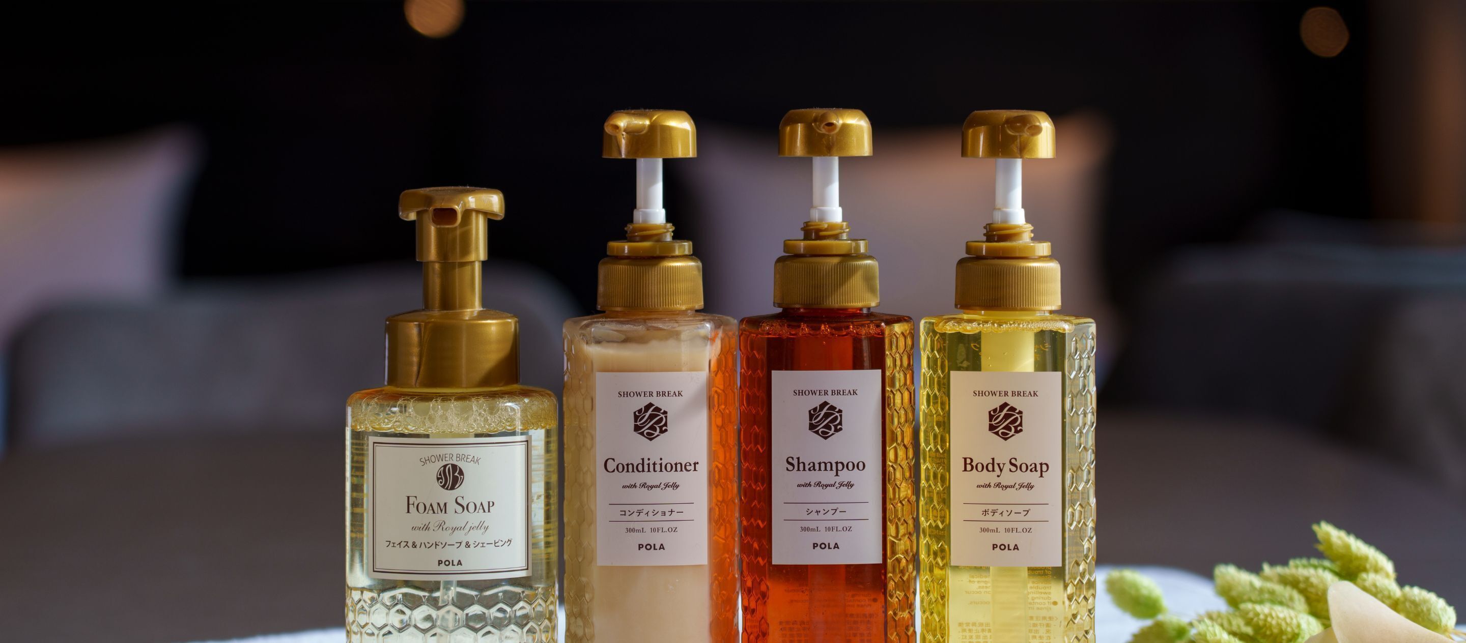 独立的浴缸和淋浴、深泡浴缸、免费洗浴用品、吹风机