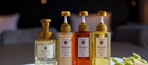 Separate bathtub and shower, deep-soaking bathtub, free toiletries - KUROMON Crystal Hotel (Osaka)