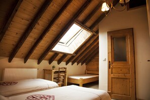 客室ごとに異なるインテリア、デスク、ノートパソコン用作業スペース、防音設備