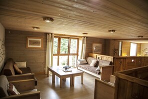 Een 100-cm flatscreentelevisie met satellietzenders en televisie