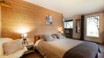 Comfort studio suite | Individueel gemeubileerd, een bureau, een laptopwerkplek