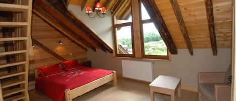 Driepersoonskamer | Individueel gemeubileerd, een bureau, een laptopwerkplek