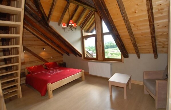 Habitación triple | 1 habitación, muebles diferentes y escritorio