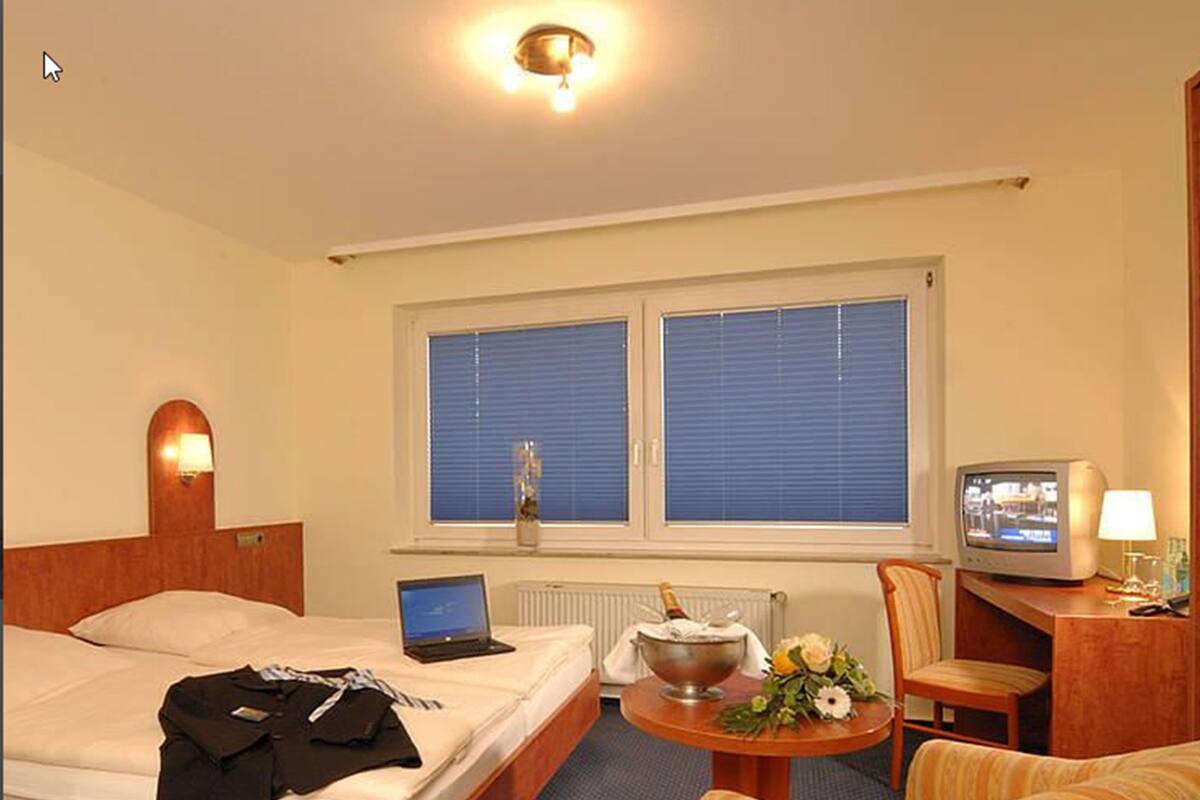 Doppelzimmer | Schreibtisch, kostenlose Babybetten, Zustellbetten