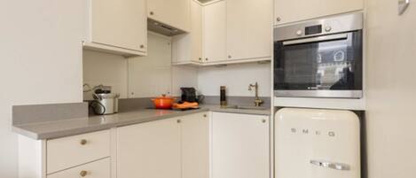 Lägenhet - 1 sovrum | Eget kök | Kylskåp, mikrovågsugn, ugn och spishäll